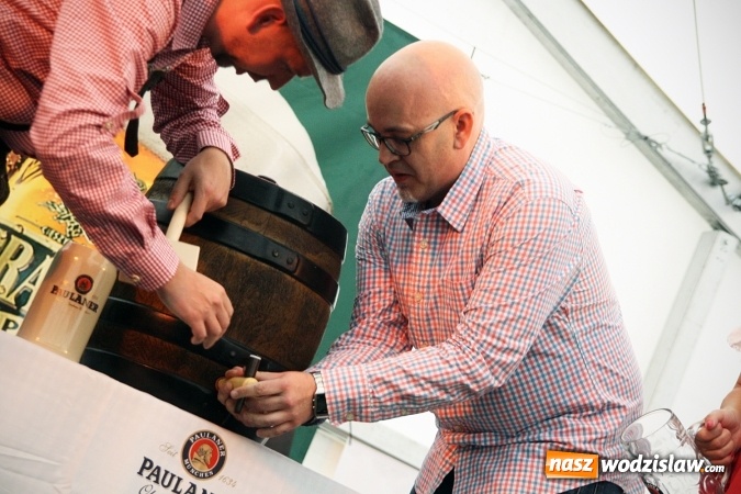 Zdjęcie w galerii na portalu naszwodzislaw.com: Oktoberfest w Wodzisławiu: Wystarczyło tylko jedno uderzenie i... piwo zaczęło lać się z każdej strony wiadomości z regionu
