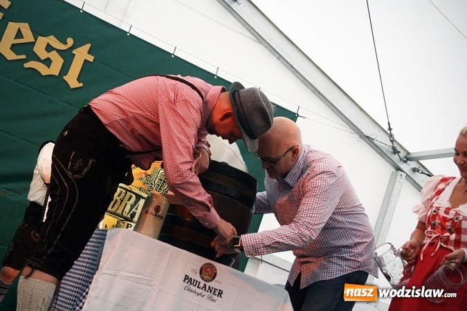 Zdjęcie w galerii na portalu naszwodzislaw.com: Oktoberfest w Wodzisławiu: Wystarczyło tylko jedno uderzenie i... piwo zaczęło lać się z każdej strony wiadomości z regionu