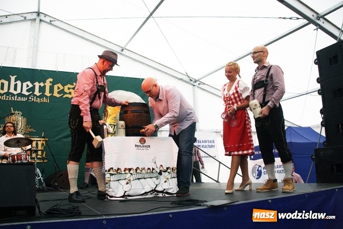 Zdjęcie w galerii na portalu naszwodzislaw.com: Oktoberfest w Wodzisławiu: Wystarczyło tylko jedno uderzenie i... piwo zaczęło lać się z każdej strony wiadomości z regionu