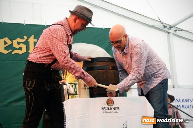 Zdjęcie w galerii na portalu naszwodzislaw.com: Oktoberfest w Wodzisławiu: Wystarczyło tylko jedno uderzenie i... piwo zaczęło lać się z każdej strony wiadomości z regionu