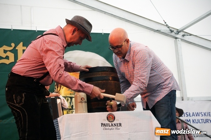 Zdjęcie w galerii na portalu naszwodzislaw.com: Oktoberfest w Wodzisławiu: Wystarczyło tylko jedno uderzenie i... piwo zaczęło lać się z każdej strony wiadomości z regionu
