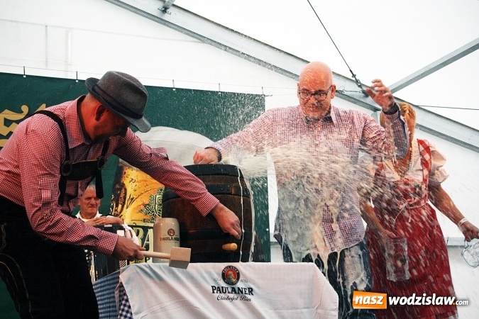 Zdjęcie w galerii na portalu naszwodzislaw.com: Oktoberfest w Wodzisławiu: Wystarczyło tylko jedno uderzenie i... piwo zaczęło lać się z każdej strony wiadomości z regionu