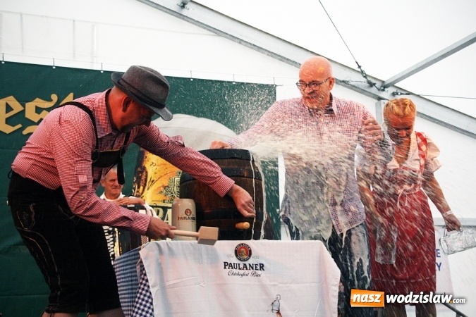Zdjęcie w galerii na portalu naszwodzislaw.com: Oktoberfest w Wodzisławiu: Wystarczyło tylko jedno uderzenie i... piwo zaczęło lać się z każdej strony wiadomości z regionu