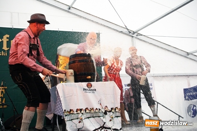 Zdjęcie w galerii na portalu naszwodzislaw.com: Oktoberfest w Wodzisławiu: Wystarczyło tylko jedno uderzenie i... piwo zaczęło lać się z każdej strony wiadomości z regionu