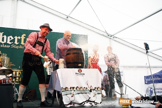Zdjęcie w galerii na portalu naszwodzislaw.com: Oktoberfest w Wodzisławiu: Wystarczyło tylko jedno uderzenie i... piwo zaczęło lać się z każdej strony wiadomości z regionu