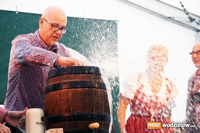 Zdjęcie w galerii na portalu naszwodzislaw.com: Oktoberfest w Wodzisławiu: Wystarczyło tylko jedno uderzenie i... piwo zaczęło lać się z każdej strony wiadomości z regionu