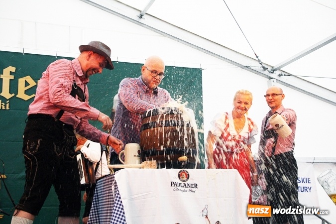 Zdjęcie w galerii na portalu naszwodzislaw.com: Oktoberfest w Wodzisławiu: Wystarczyło tylko jedno uderzenie i... piwo zaczęło lać się z każdej strony wiadomości z regionu