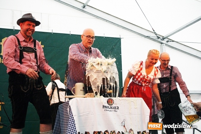 Zdjęcie w galerii na portalu naszwodzislaw.com: Oktoberfest w Wodzisławiu: Wystarczyło tylko jedno uderzenie i... piwo zaczęło lać się z każdej strony wiadomości z regionu