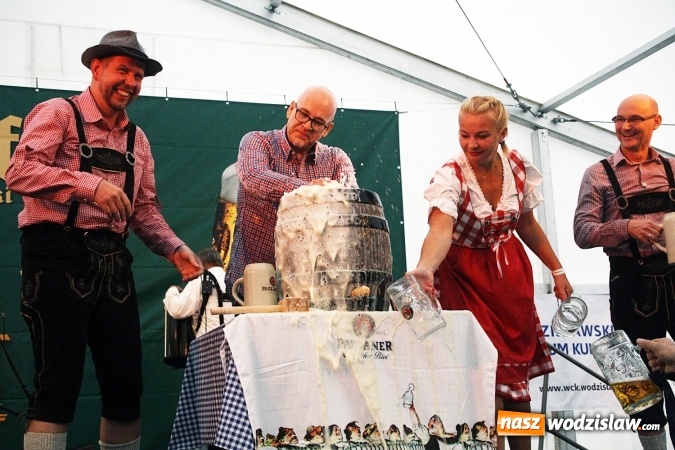 Zdjęcie w galerii na portalu naszwodzislaw.com: Oktoberfest w Wodzisławiu: Wystarczyło tylko jedno uderzenie i... piwo zaczęło lać się z każdej strony wiadomości z regionu