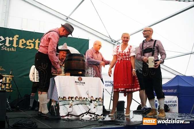 Zdjęcie w galerii na portalu naszwodzislaw.com: Oktoberfest w Wodzisławiu: Wystarczyło tylko jedno uderzenie i... piwo zaczęło lać się z każdej strony wiadomości z regionu