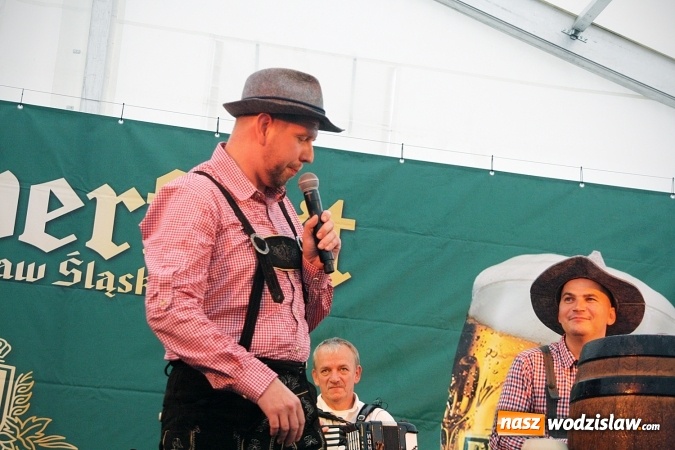 Zdjęcie w galerii na portalu naszwodzislaw.com: Oktoberfest w Wodzisławiu: Wystarczyło tylko jedno uderzenie i... piwo zaczęło lać się z każdej strony wiadomości z regionu