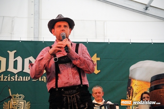 Zdjęcie w galerii na portalu naszwodzislaw.com: Oktoberfest w Wodzisławiu: Wystarczyło tylko jedno uderzenie i... piwo zaczęło lać się z każdej strony wiadomości z regionu