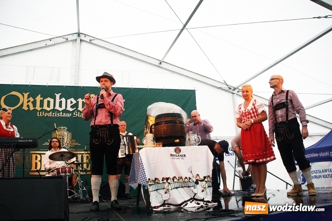 Zdjęcie w galerii na portalu naszwodzislaw.com: Oktoberfest w Wodzisławiu: Wystarczyło tylko jedno uderzenie i... piwo zaczęło lać się z każdej strony wiadomości z regionu