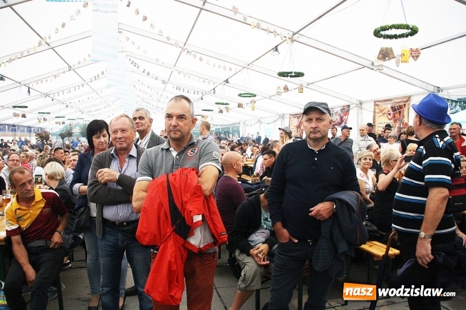 Zdjęcie w galerii na portalu naszwodzislaw.com: Oktoberfest w Wodzisławiu: Wystarczyło tylko jedno uderzenie i... piwo zaczęło lać się z każdej strony wiadomości z regionu