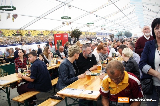Zdjęcie w galerii na portalu naszwodzislaw.com: Oktoberfest w Wodzisławiu: Wystarczyło tylko jedno uderzenie i... piwo zaczęło lać się z każdej strony wiadomości z regionu