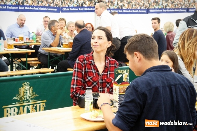 Zdjęcie w galerii na portalu naszwodzislaw.com: Oktoberfest w Wodzisławiu: Wystarczyło tylko jedno uderzenie i... piwo zaczęło lać się z każdej strony wiadomości z regionu