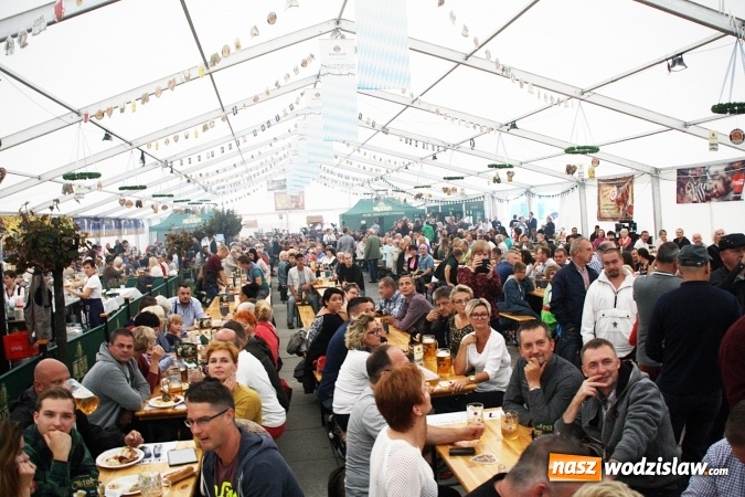 Zdjęcie w galerii na portalu naszwodzislaw.com: Oktoberfest w Wodzisławiu: Wystarczyło tylko jedno uderzenie i... piwo zaczęło lać się z każdej strony wiadomości z regionu