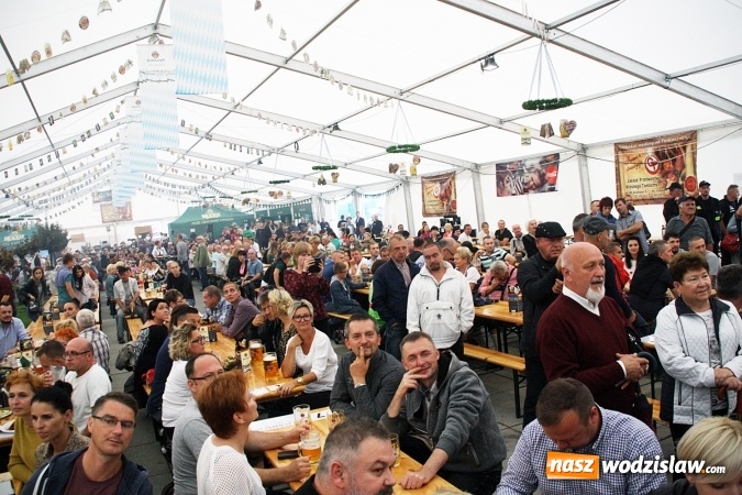 Zdjęcie w galerii na portalu naszwodzislaw.com: Oktoberfest w Wodzisławiu: Wystarczyło tylko jedno uderzenie i... piwo zaczęło lać się z każdej strony wiadomości z regionu