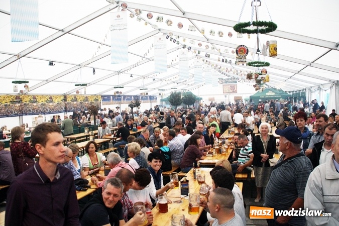 Zdjęcie w galerii na portalu naszwodzislaw.com: Oktoberfest w Wodzisławiu: Wystarczyło tylko jedno uderzenie i... piwo zaczęło lać się z każdej strony wiadomości z regionu