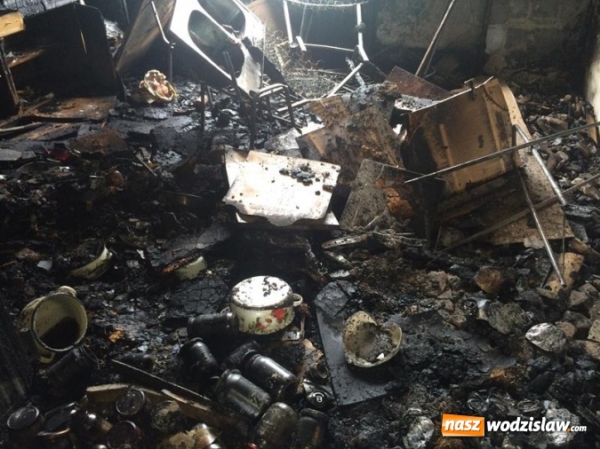 Zdjęcie w galerii na portalu naszwodzislaw.com: Pożar domu w Gogołowej. Pomagają urzędnicy. Uratowano r&oacute;wnież psa z płomieni wiadomości z regionu