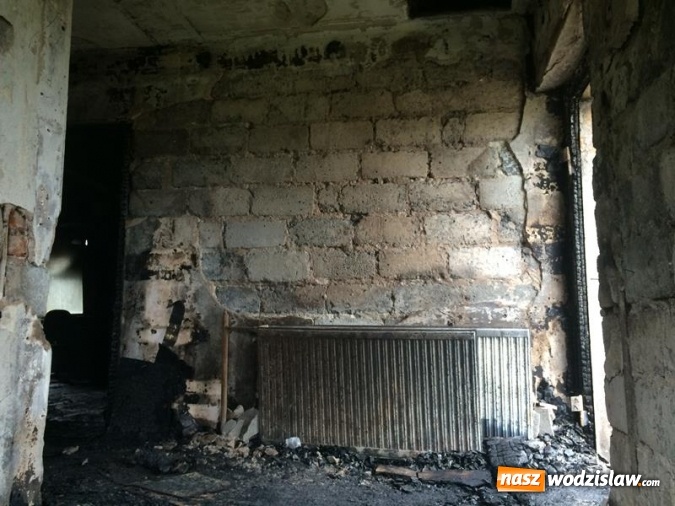 Zdjęcie w galerii na portalu naszwodzislaw.com: Pożar domu w Gogołowej. Pomagają urzędnicy. Uratowano r&oacute;wnież psa z płomieni wiadomości z regionu