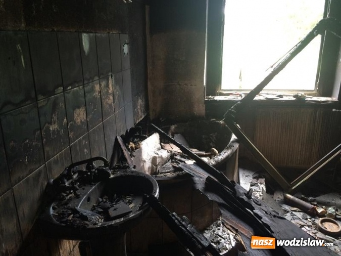Zdjęcie w galerii na portalu naszwodzislaw.com: Pożar domu w Gogołowej. Pomagają urzędnicy. Uratowano r&oacute;wnież psa z płomieni wiadomości z regionu