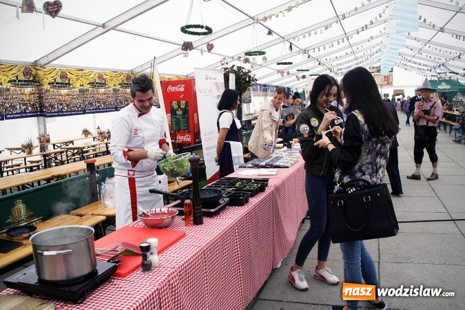 Zdjęcie w galerii na portalu naszwodzislaw.com: Oktoberfest w Wodzisławiu: Kucharz piłkarskiej reprezentacji Polski gotował na rynku wiadomości z regionu