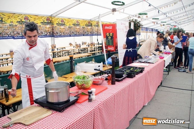Zdjęcie w galerii na portalu naszwodzislaw.com: Oktoberfest w Wodzisławiu: Kucharz piłkarskiej reprezentacji Polski gotował na rynku wiadomości z regionu