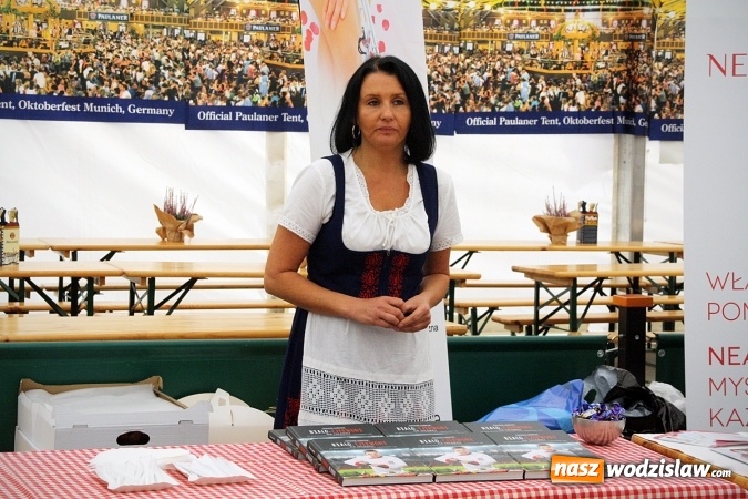 Zdjęcie w galerii na portalu naszwodzislaw.com: Oktoberfest w Wodzisławiu: Kucharz piłkarskiej reprezentacji Polski gotował na rynku wiadomości z regionu
