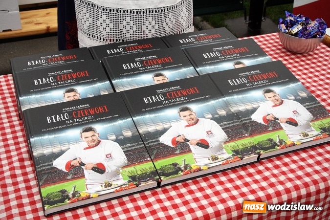 Zdjęcie w galerii na portalu naszwodzislaw.com: Oktoberfest w Wodzisławiu: Kucharz piłkarskiej reprezentacji Polski gotował na rynku wiadomości z regionu