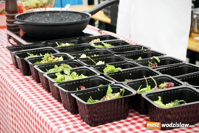 Zdjęcie w galerii na portalu naszwodzislaw.com: Oktoberfest w Wodzisławiu: Kucharz piłkarskiej reprezentacji Polski gotował na rynku wiadomości z regionu