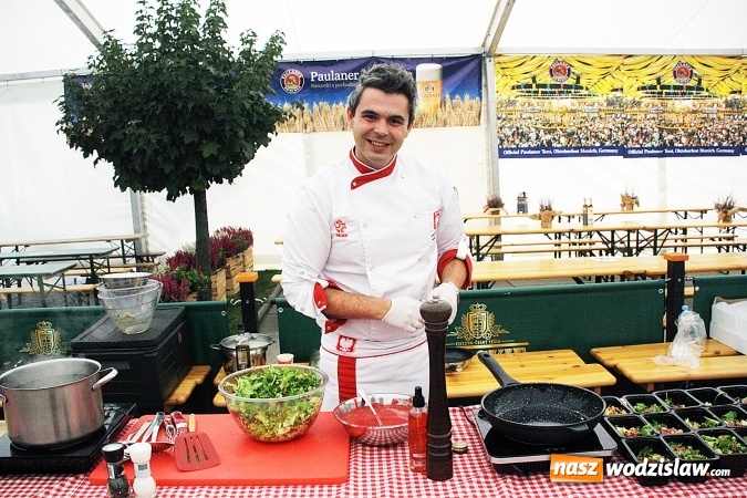Zdjęcie w galerii na portalu naszwodzislaw.com: Oktoberfest w Wodzisławiu: Kucharz piłkarskiej reprezentacji Polski gotował na rynku wiadomości z regionu
