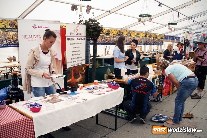 Zdjęcie w galerii na portalu naszwodzislaw.com: Oktoberfest w Wodzisławiu: Kucharz piłkarskiej reprezentacji Polski gotował na rynku wiadomości z regionu