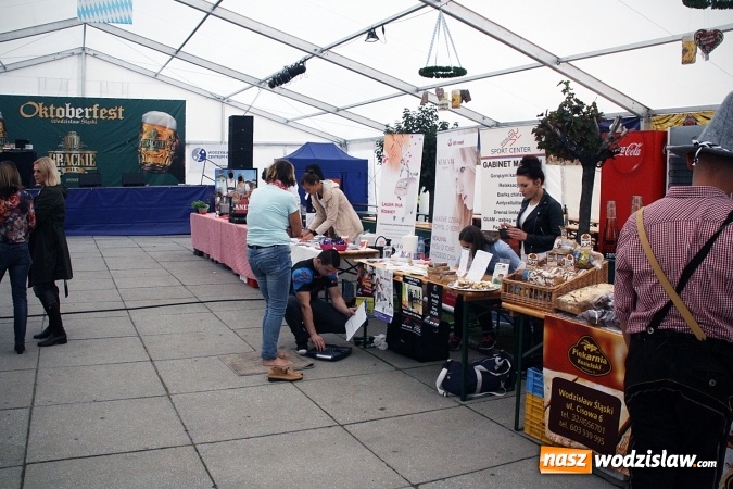 Zdjęcie w galerii na portalu naszwodzislaw.com: Oktoberfest w Wodzisławiu: Kucharz piłkarskiej reprezentacji Polski gotował na rynku wiadomości z regionu