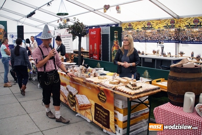 Zdjęcie w galerii na portalu naszwodzislaw.com: Oktoberfest w Wodzisławiu: Kucharz piłkarskiej reprezentacji Polski gotował na rynku wiadomości z regionu