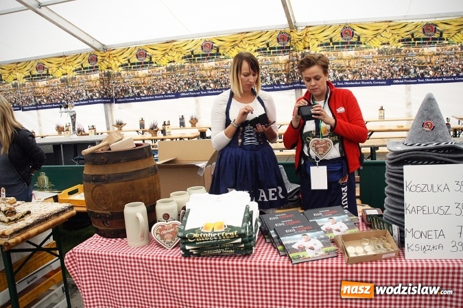 Zdjęcie w galerii na portalu naszwodzislaw.com: Oktoberfest w Wodzisławiu: Kucharz piłkarskiej reprezentacji Polski gotował na rynku wiadomości z regionu