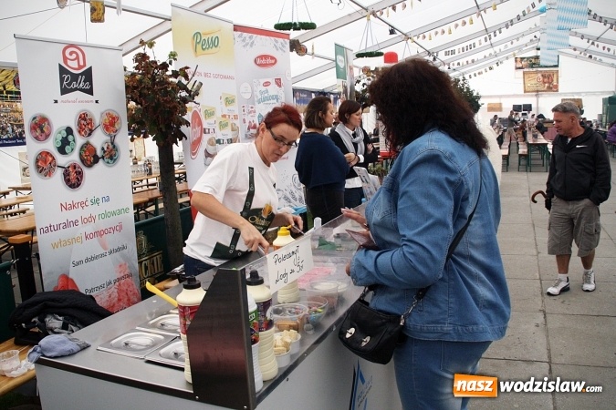 Zdjęcie w galerii na portalu naszwodzislaw.com: Oktoberfest w Wodzisławiu: Kucharz piłkarskiej reprezentacji Polski gotował na rynku wiadomości z regionu