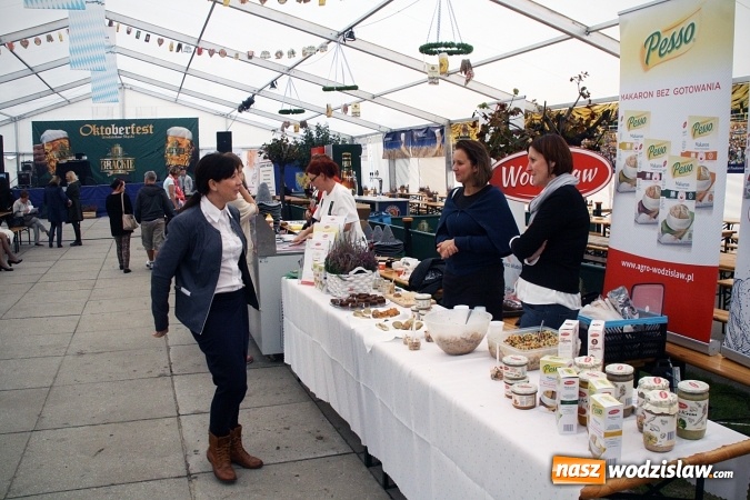 Zdjęcie w galerii na portalu naszwodzislaw.com: Oktoberfest w Wodzisławiu: Kucharz piłkarskiej reprezentacji Polski gotował na rynku wiadomości z regionu