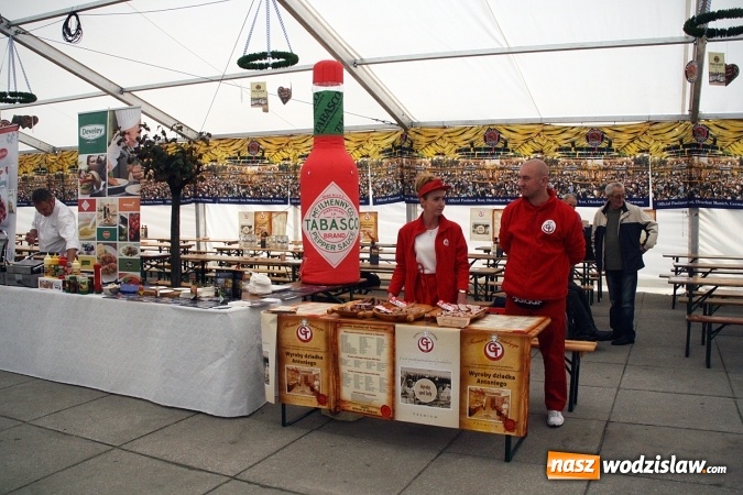 Zdjęcie w galerii na portalu naszwodzislaw.com: Oktoberfest w Wodzisławiu: Kucharz piłkarskiej reprezentacji Polski gotował na rynku wiadomości z regionu
