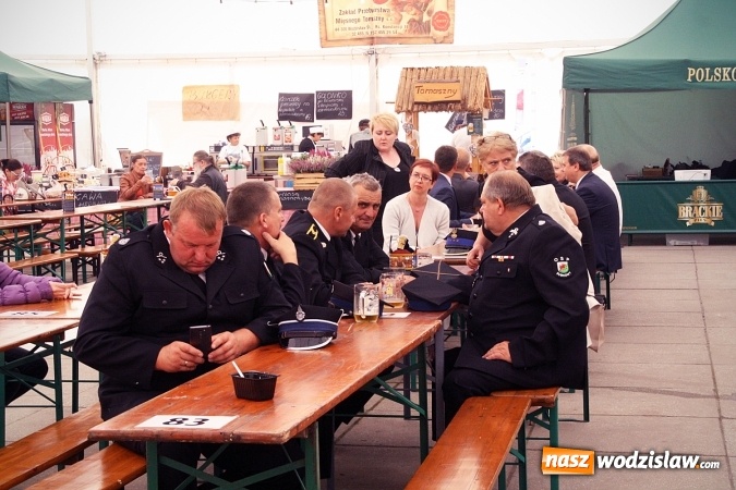 Zdjęcie w galerii na portalu naszwodzislaw.com: Oktoberfest w Wodzisławiu: Kucharz piłkarskiej reprezentacji Polski gotował na rynku wiadomości z regionu