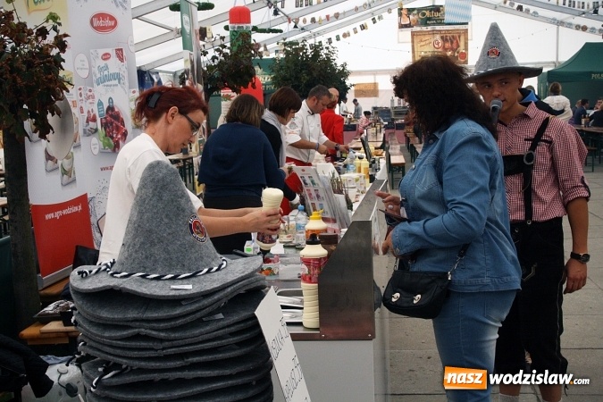 Zdjęcie w galerii na portalu naszwodzislaw.com: Oktoberfest w Wodzisławiu: Kucharz piłkarskiej reprezentacji Polski gotował na rynku wiadomości z regionu