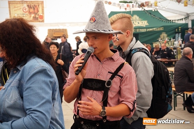 Zdjęcie w galerii na portalu naszwodzislaw.com: Oktoberfest w Wodzisławiu: Kucharz piłkarskiej reprezentacji Polski gotował na rynku wiadomości z regionu