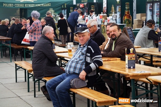 Zdjęcie w galerii na portalu naszwodzislaw.com: Oktoberfest w Wodzisławiu: Kucharz piłkarskiej reprezentacji Polski gotował na rynku wiadomości z regionu