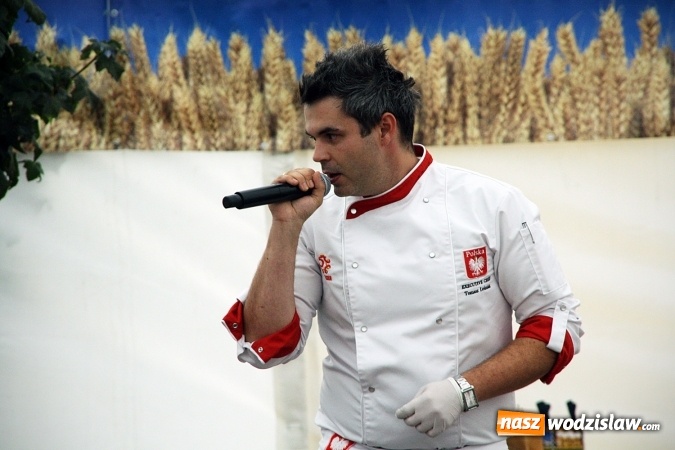 Zdjęcie w galerii na portalu naszwodzislaw.com: Oktoberfest w Wodzisławiu: Kucharz piłkarskiej reprezentacji Polski gotował na rynku wiadomości z regionu