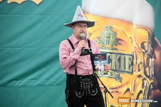 Zdjęcie w galerii na portalu naszwodzislaw.com: Oktoberfest w Wodzisławiu: Kucharz piłkarskiej reprezentacji Polski gotował na rynku wiadomości z regionu