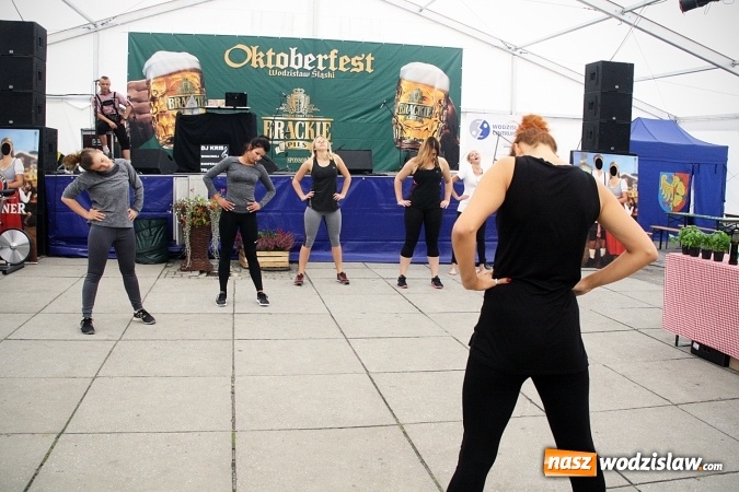 Zdjęcie w galerii na portalu naszwodzislaw.com: Oktoberfest w Wodzisławiu: Kucharz piłkarskiej reprezentacji Polski gotował na rynku wiadomości z regionu