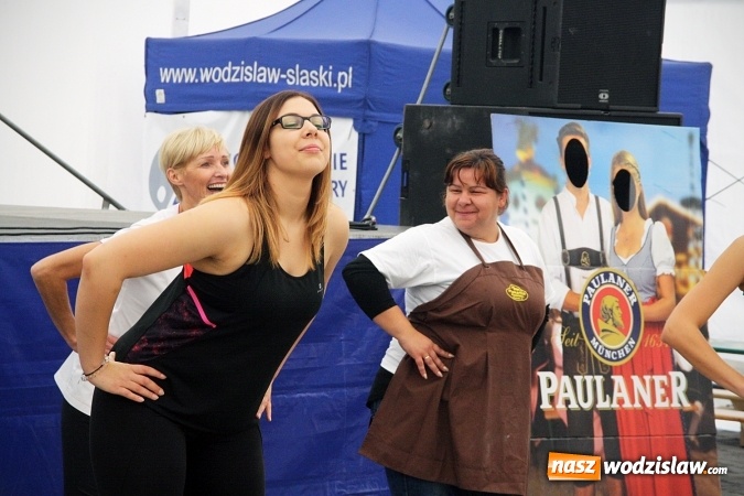 Zdjęcie w galerii na portalu naszwodzislaw.com: Oktoberfest w Wodzisławiu: Kucharz piłkarskiej reprezentacji Polski gotował na rynku wiadomości z regionu