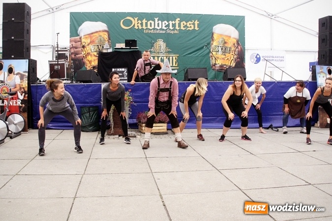 Zdjęcie w galerii na portalu naszwodzislaw.com: Oktoberfest w Wodzisławiu: Kucharz piłkarskiej reprezentacji Polski gotował na rynku wiadomości z regionu