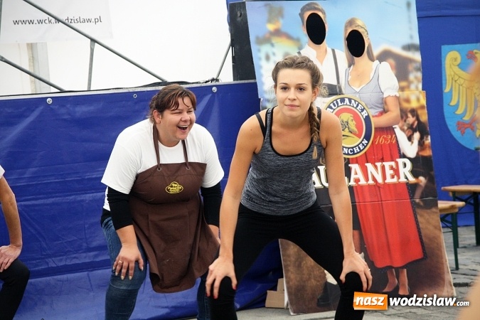 Zdjęcie w galerii na portalu naszwodzislaw.com: Oktoberfest w Wodzisławiu: Kucharz piłkarskiej reprezentacji Polski gotował na rynku wiadomości z regionu