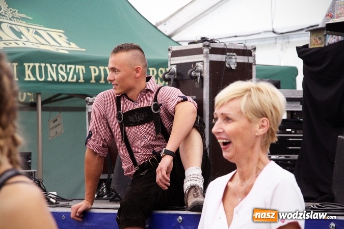 Zdjęcie w galerii na portalu naszwodzislaw.com: Oktoberfest w Wodzisławiu: Kucharz piłkarskiej reprezentacji Polski gotował na rynku wiadomości z regionu